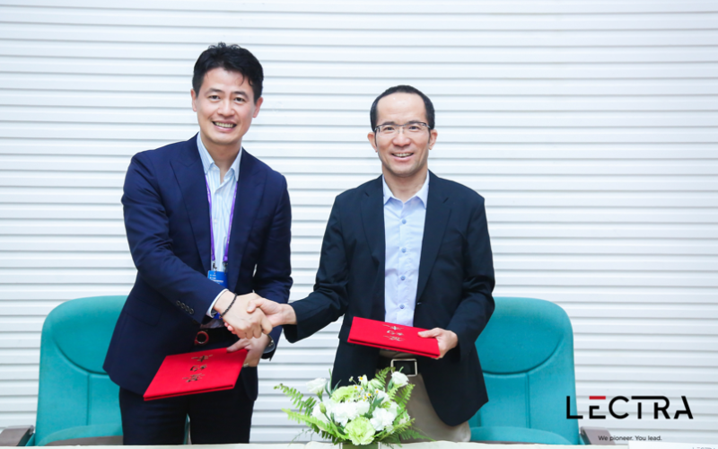 力克中国区服装行业销售总监杨守峰（左）和泉州海天材料科技股份有限公司副总经理柯志峰（右）签订首台VectorFashion iC70的订购合同